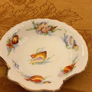 GORGEOUS vintage anything dish with seashells.